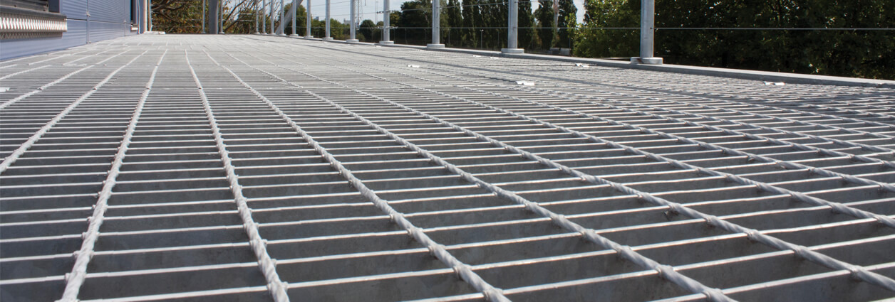 Galvanised open steel flooring grating panels for industrial walkways